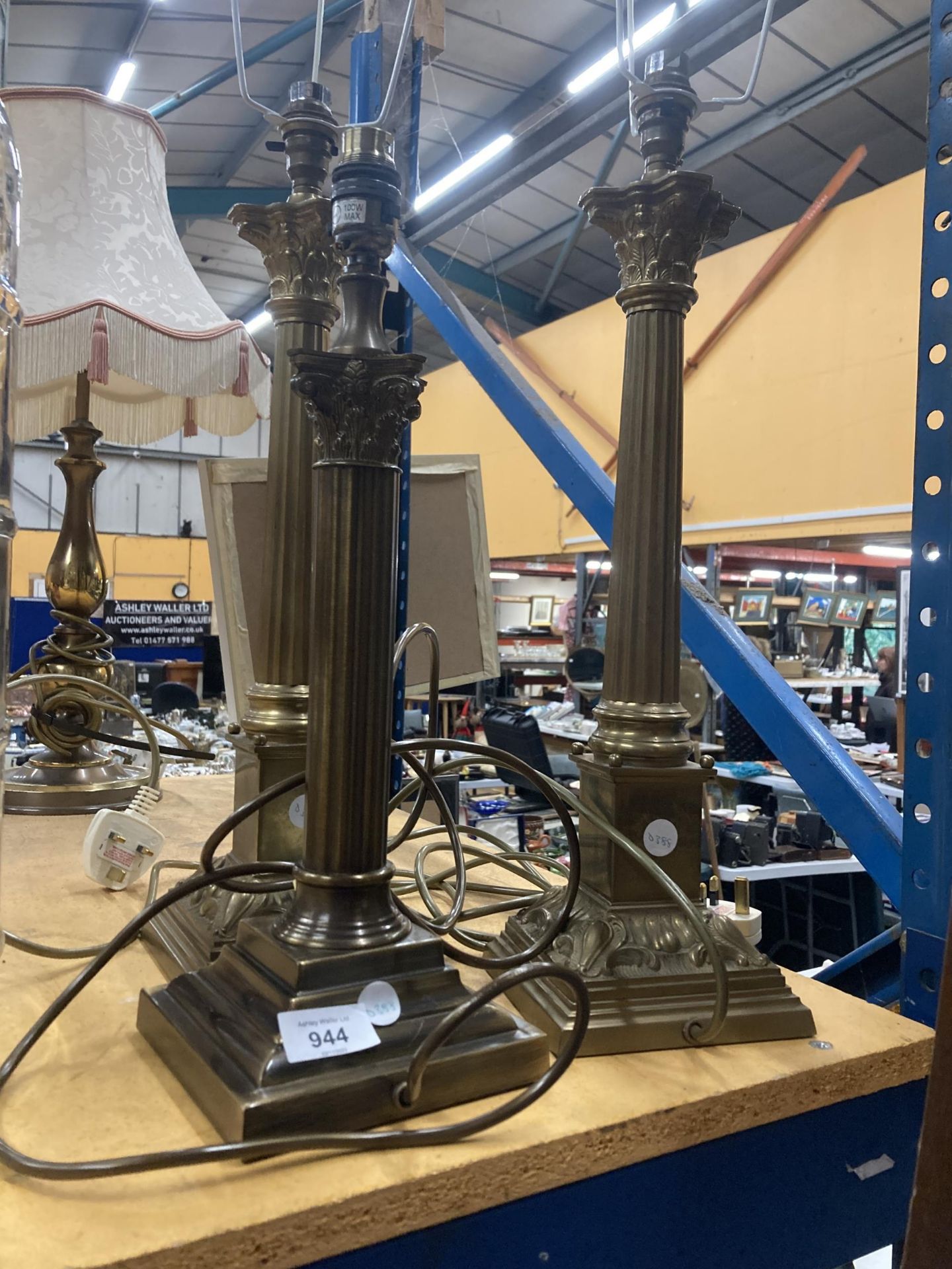 A PAIR OF LARGE BRASS TABLE LAMPS WITH CORINTHIAN COLUMN BASES, HEIGHT 43CM PLUS A MODERN BRASS