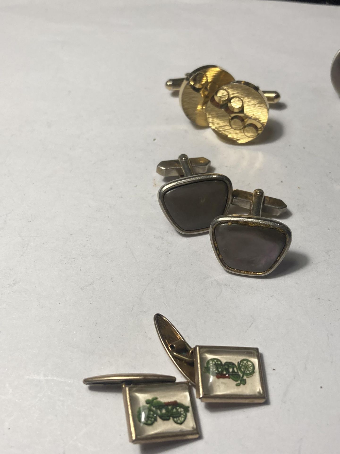 TWELVE PAIRS OF VINTAGE CUFF LINKS - Image 3 of 5