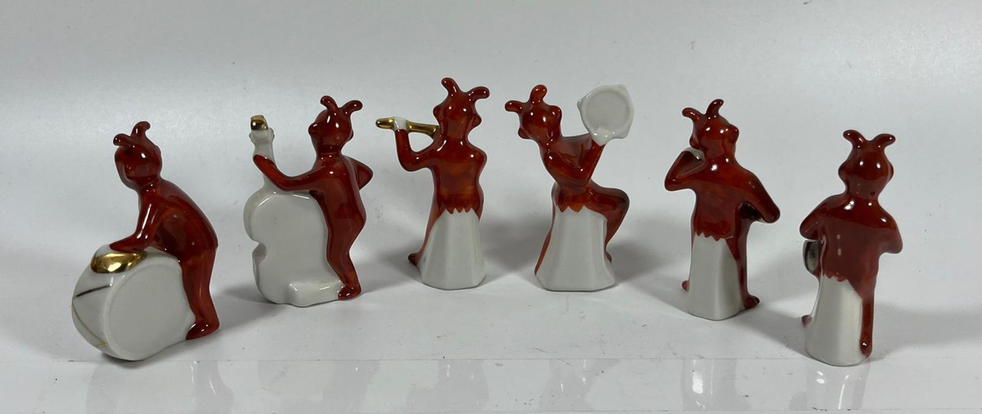 A RARE RUSSIAN MINIATURE PORCELAIN SET OF JESTER MUSICIAN FIGURES, HEIGHT 6CM - Image 2 of 5