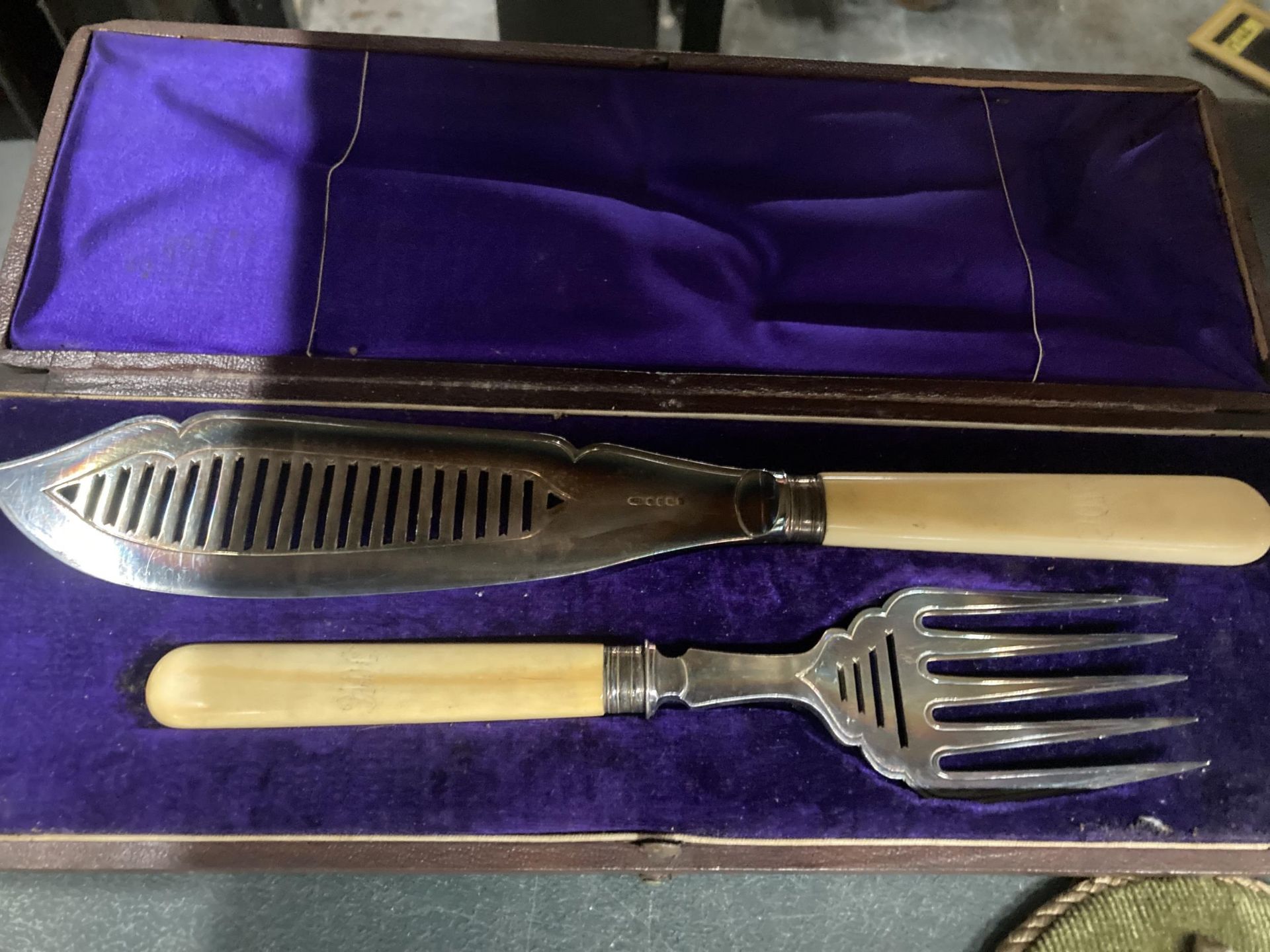 A MIXED LOT TO INCLUDE CUT GLASS VASES, BOXED EPNS CUTLERY SET, FISH SERVER SET - Image 4 of 5