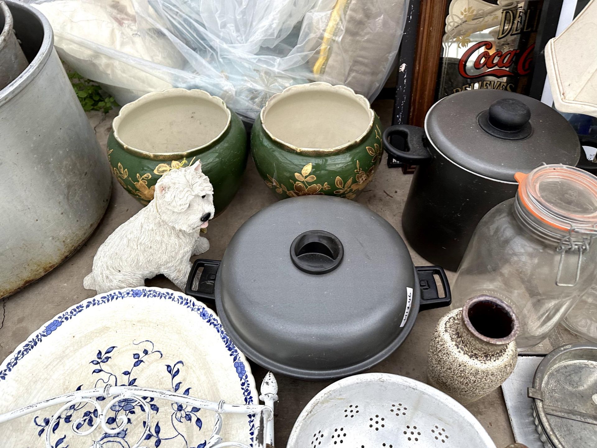 AN ASSORTMENT OF ITEMS TO INCLUDE COOKING POTS, CERAMICS AND LAMPS ETC - Image 3 of 3