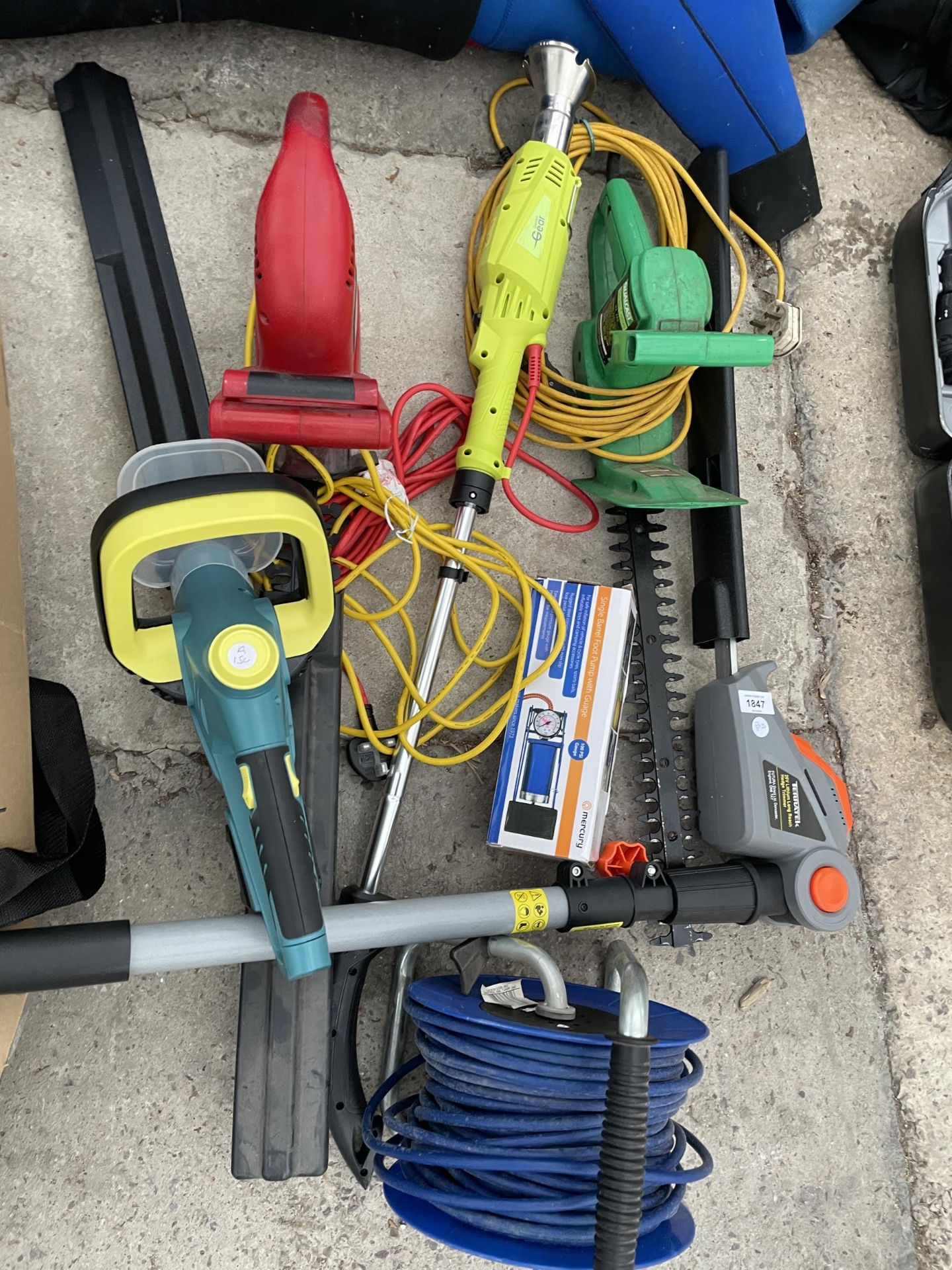 A LARGE ASSORTMENT OF GARDEN TOOLS TO INCLLUDE ELECTRIC HEDGE TRIMMERS AND STRIMMERS ETC - Image 2 of 3