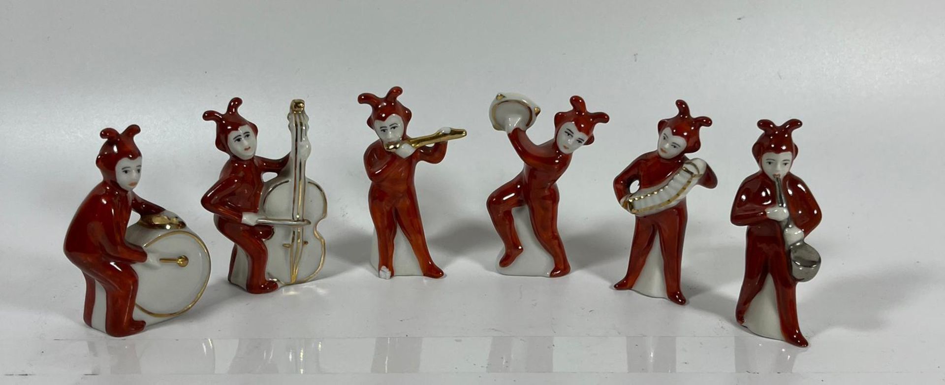 A RARE RUSSIAN MINIATURE PORCELAIN SET OF JESTER MUSICIAN FIGURES, HEIGHT 6CM - Image 3 of 5