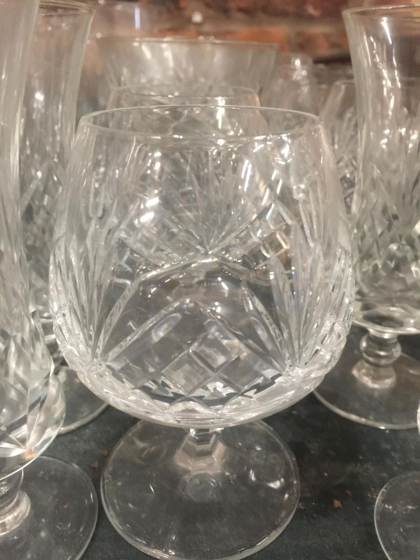 A COLLECTION OF DRINKING GLASSES TO INCLUDE CUT GLASS EXAMPLES - Image 3 of 4