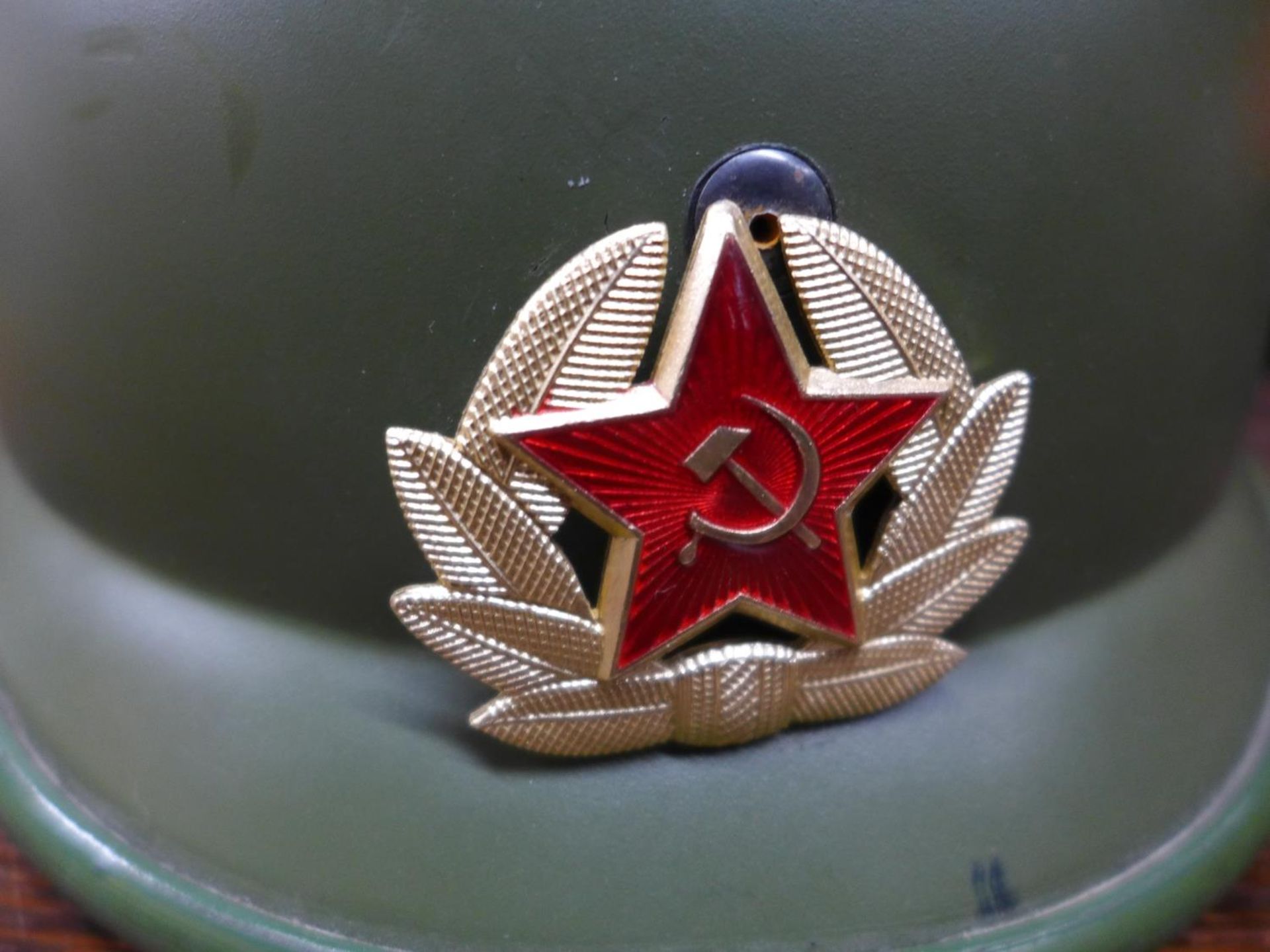 A RUSSIAN TANK HELMET WITH LINER AND BADGE - Bild 2 aus 3