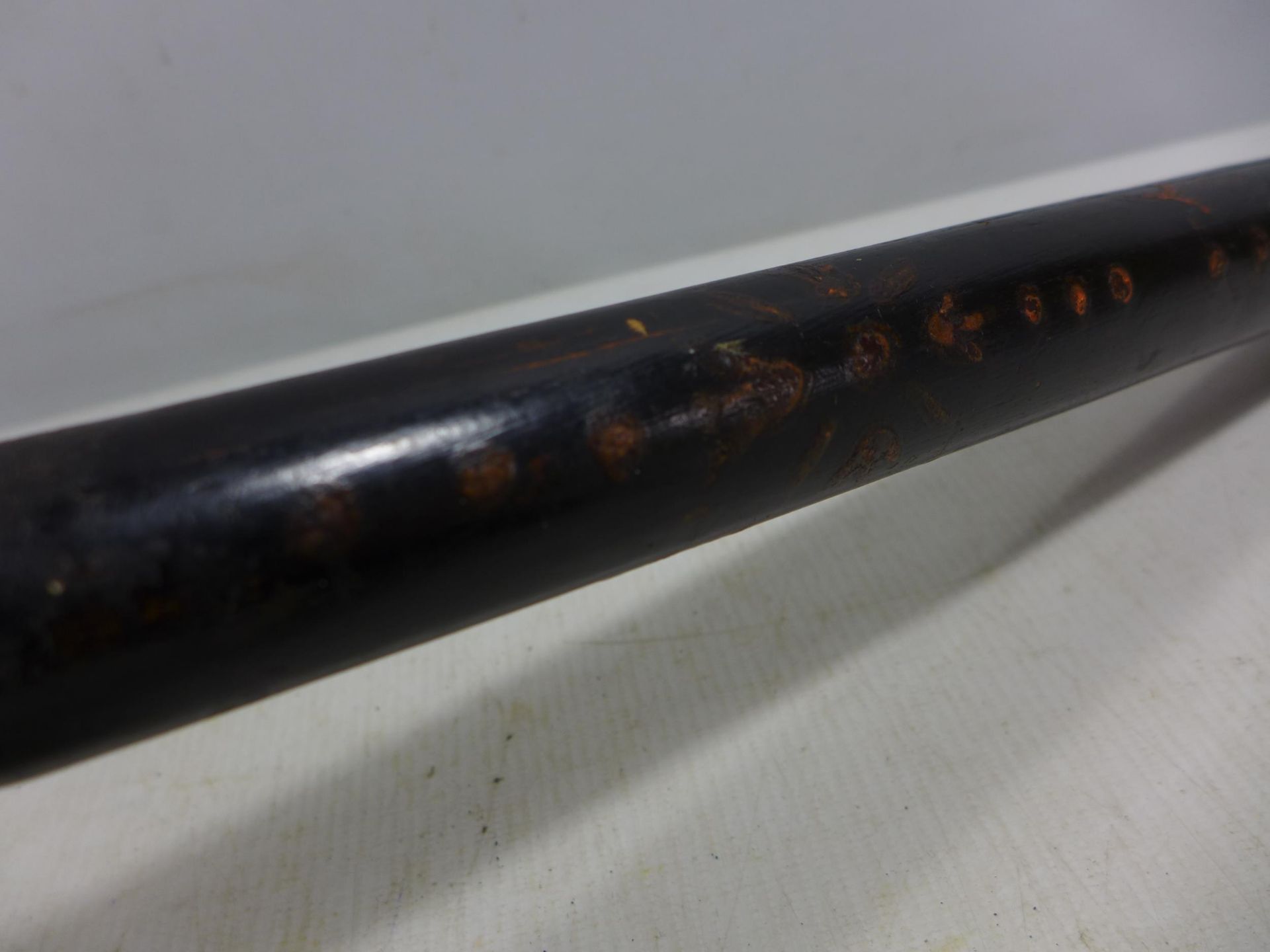 A MID 19TH CENTURY POLICE TRUNCHEON, WITH PAINTED DECORATION, LENGTH 46CM - Image 3 of 5