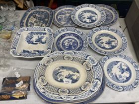 A QUANTITY OF BLUE AND WHITE CERAMIC PLATES AND SERVING BOWLS TO INCLUDE OLD CHELSEA AND WILLOW