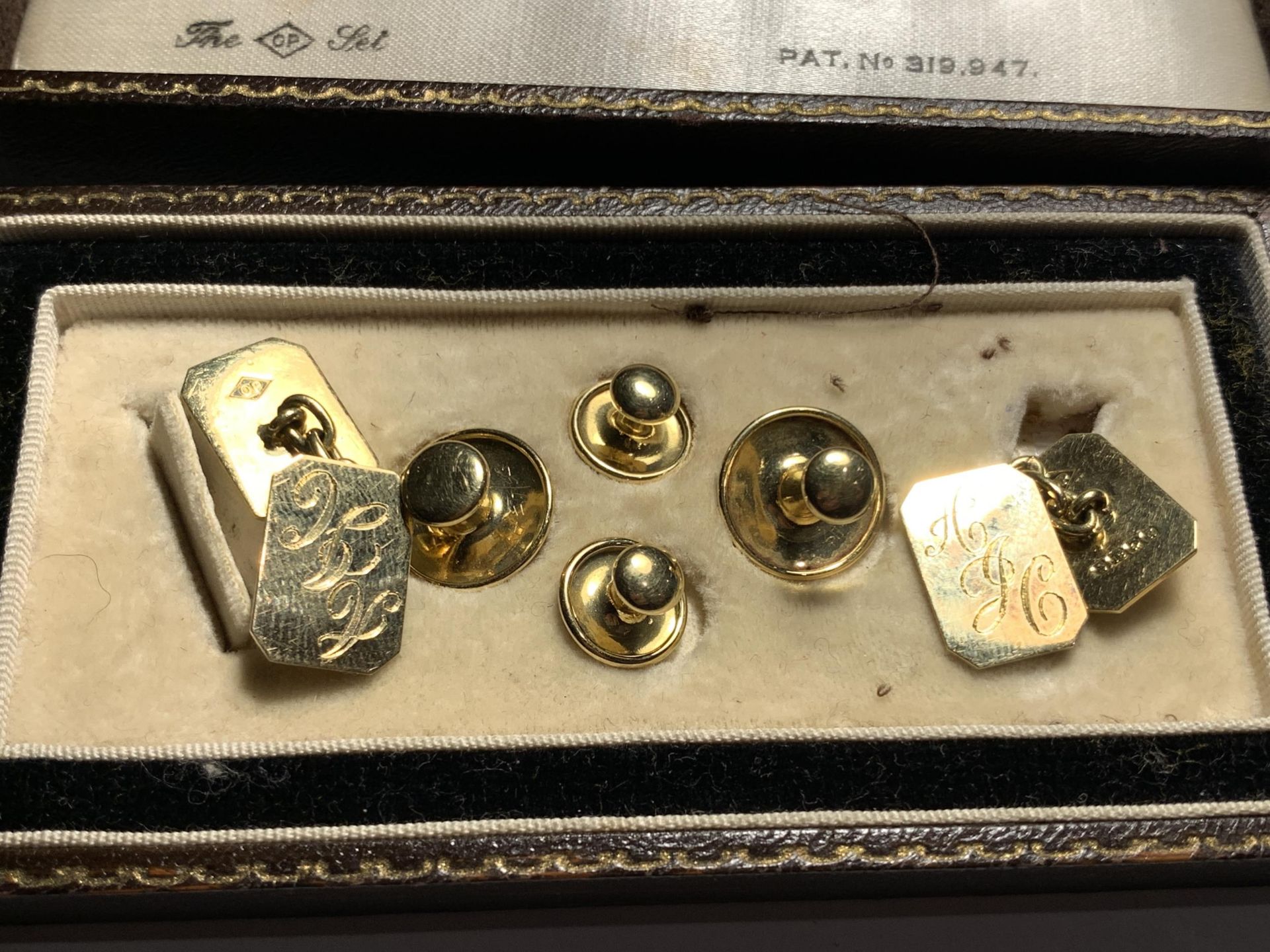 A VINTAGE BOXED SET OF 18 CARAT GOLD ITEMS TO INCLUDE A PAIR OF CUFF LINKS AND TWO PAIRS OF STUDS - Image 2 of 7