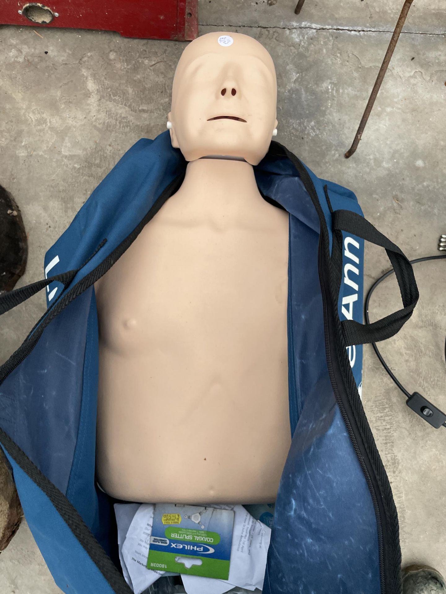 A LITTLE AN CPR DUMMY - Bild 2 aus 3