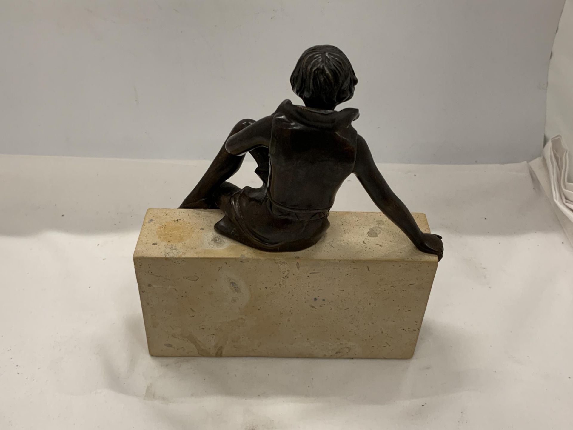 AN ART DECO STYLE BRONZE MODEL OF A GIRL ON STONE BASE, INDISTINCTLY SIGNED - Image 3 of 4