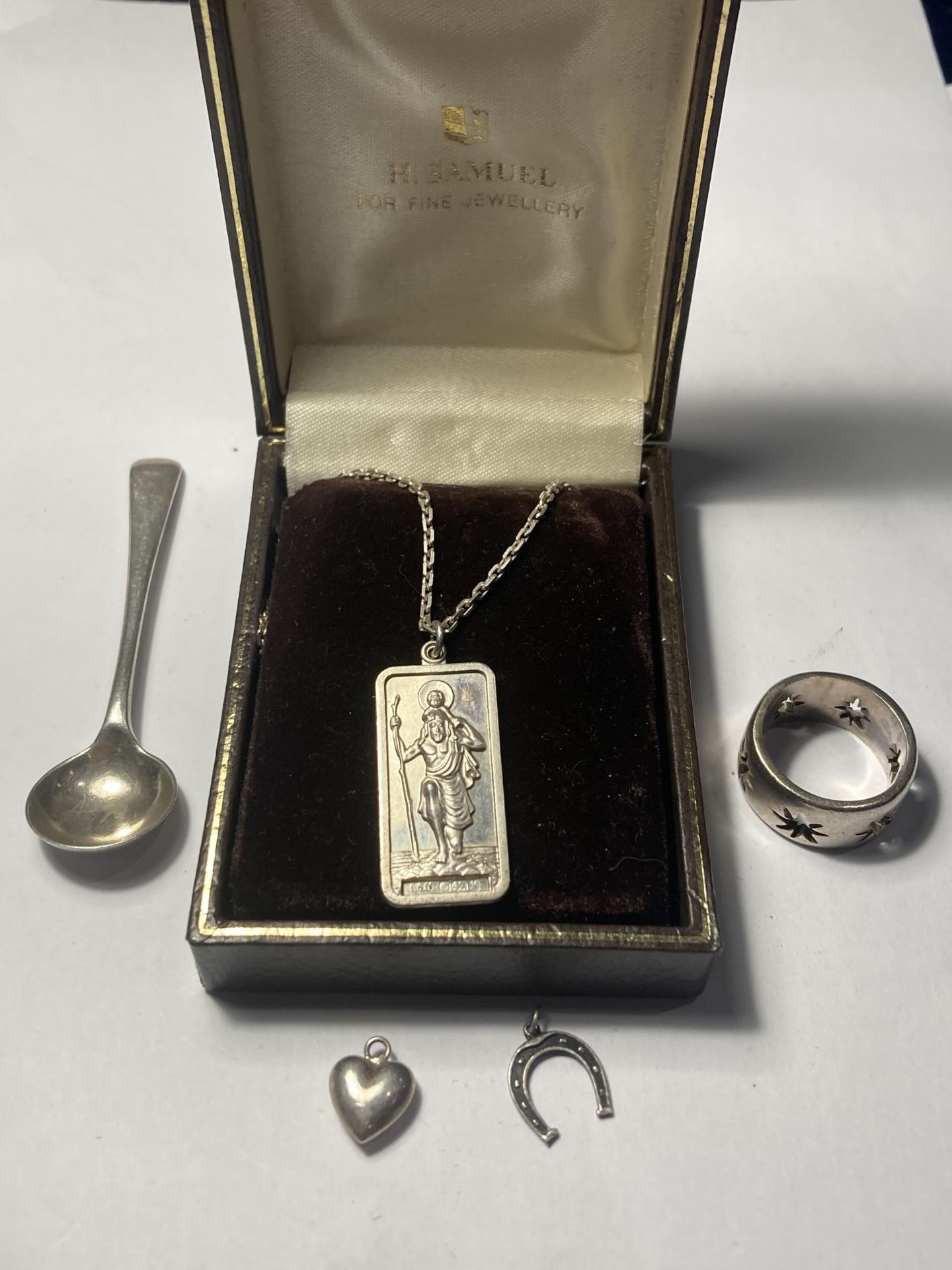 FIVE SILVER ITEMS TO INCLUDE A BOXED ST CHRISTOPHER PENDANT, A HORSESHOE AND HEART CHARM, RING AND
