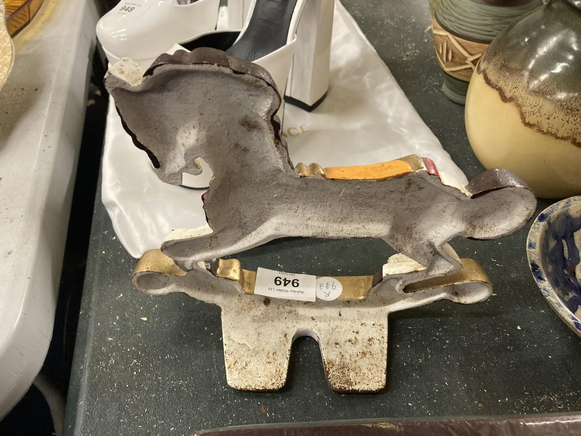 A VINTAGE STYLE CAST ROCKING HORSE DOOR STOP - Image 2 of 2