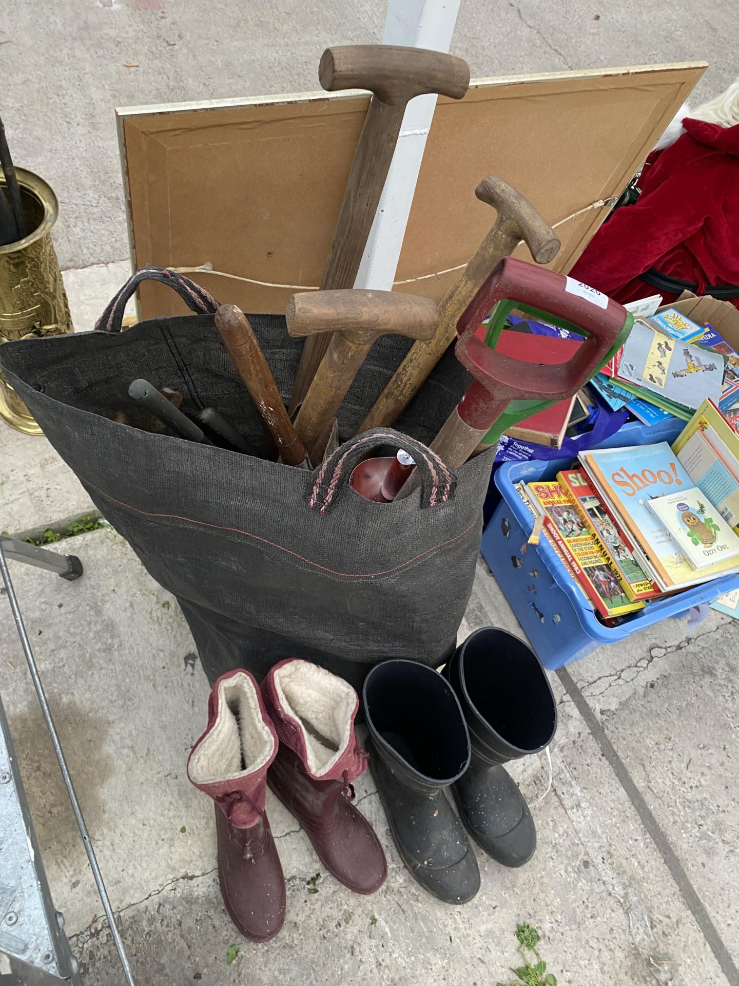 AN ASSORTMENT OF GARDEN TOOLS AND TWO PAIRS OF WELLIES - Image 2 of 2