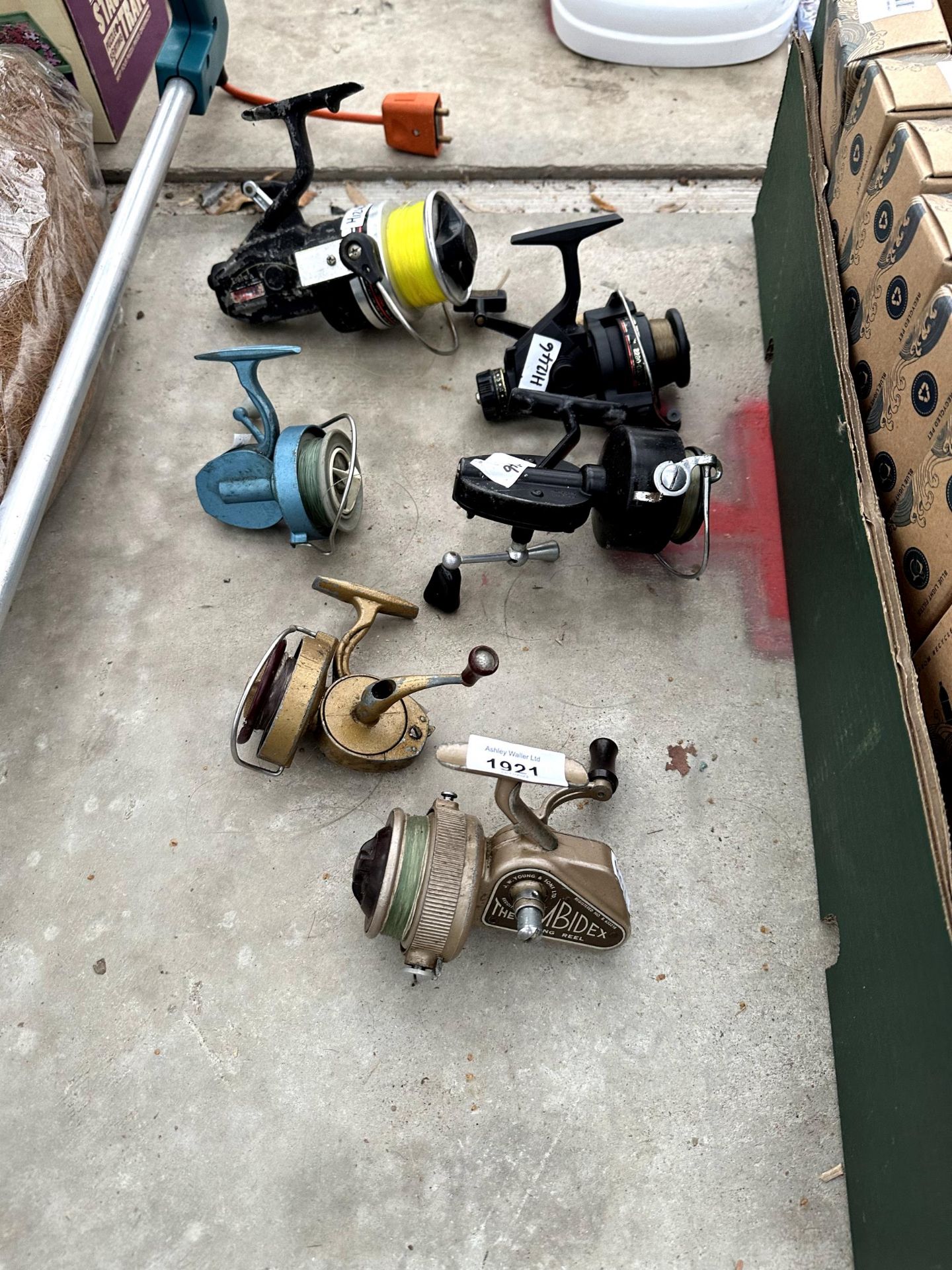 AN ASSORTMENT OF VARIOUS FISHING REELS