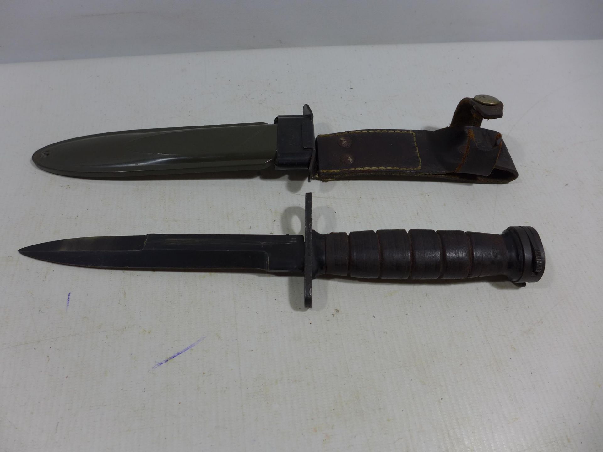 A U.S. M8A1 BAYONET AND SCABBARD, 16.5CM BLADE, LENGTH 32CM