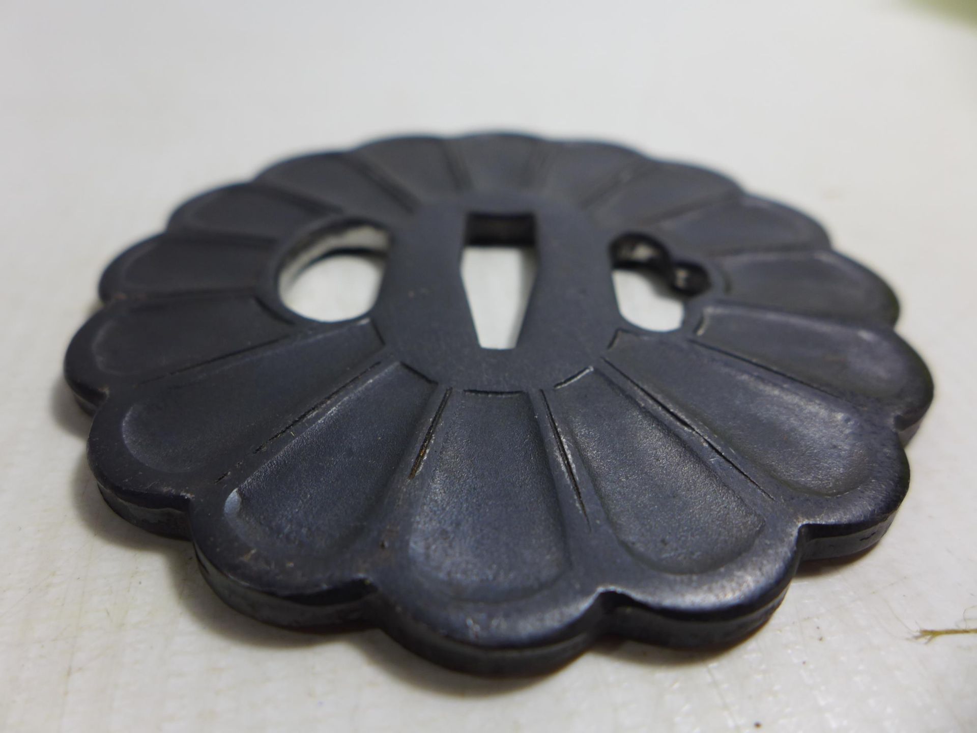 A JAPANESE IRON TSUBA WITH FLORAL DECORATION, DIAMETER 8CM - Bild 4 aus 4