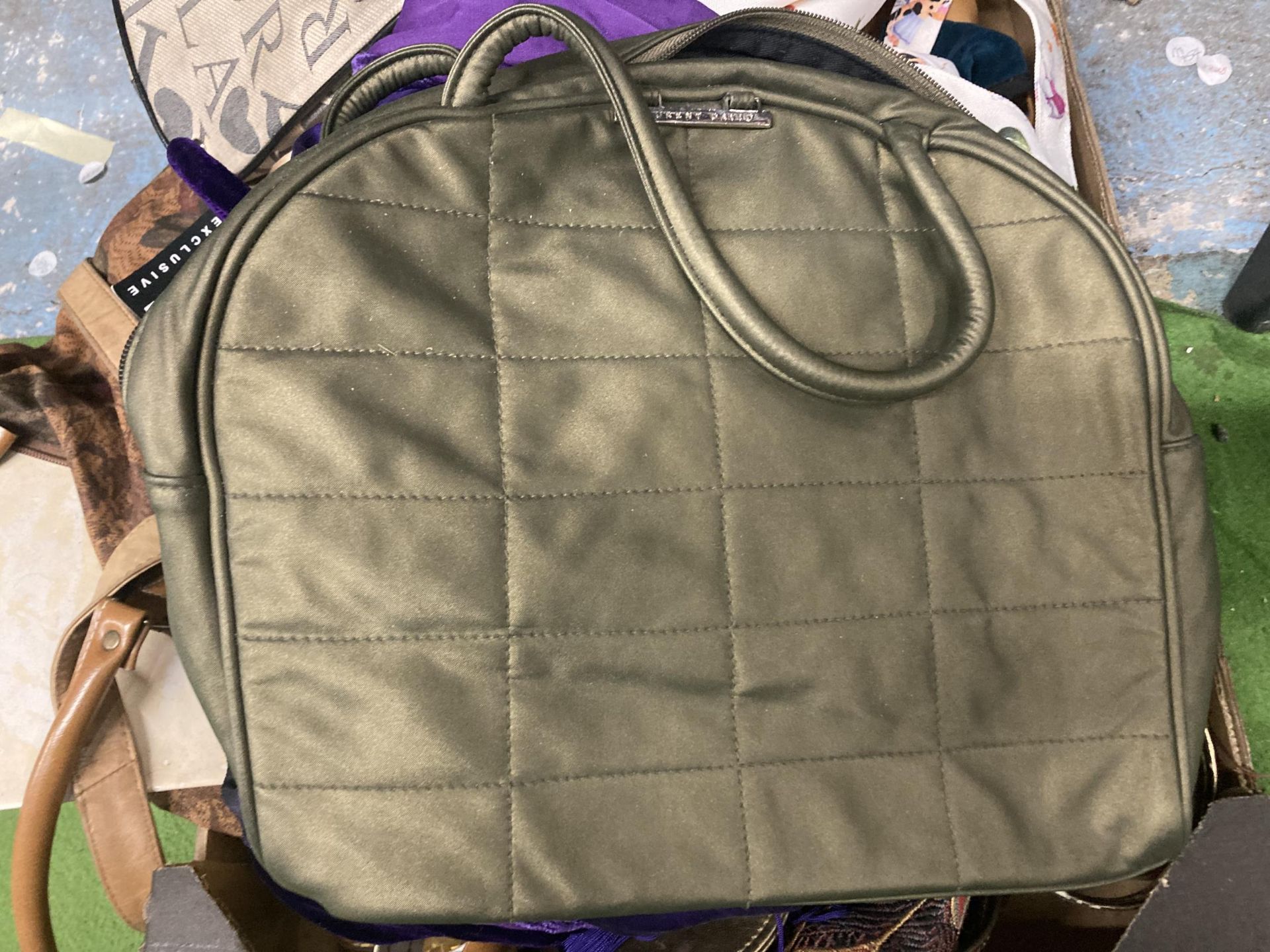 A GROUP OF ASSORTED HANDBAGS - Bild 3 aus 4