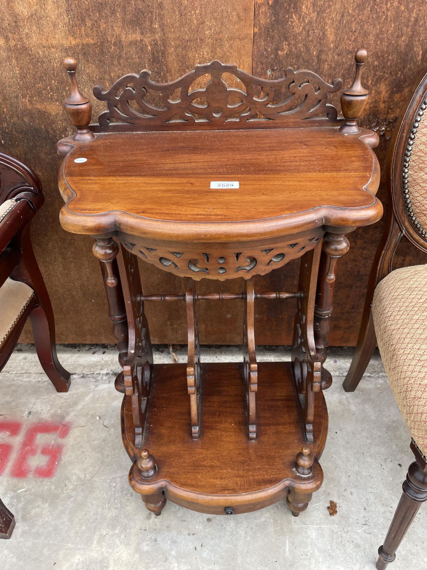 A VICTORIAN STYLE TABLE MAGAZINE / MUSIC RACK WITH PIERCED FRETWORK DECORATION