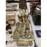 A QUANTITY OF VINTAGE BRASSWARE TO INCLUDE HORSE BRASSES, ELEPHANTS, STORKS, ETC