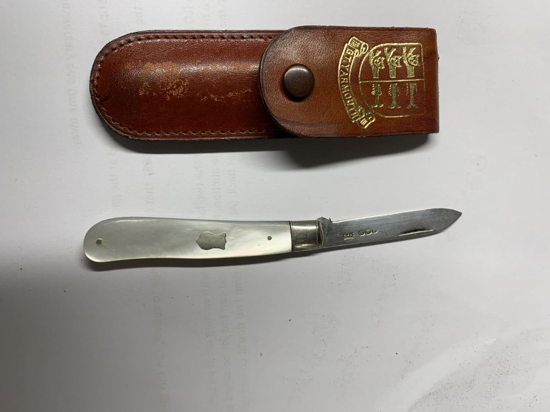 A HALLMARKED SHEFFIELD W & H PEARL PEN KNIFE WITH A G.T YARMOUTH CASE