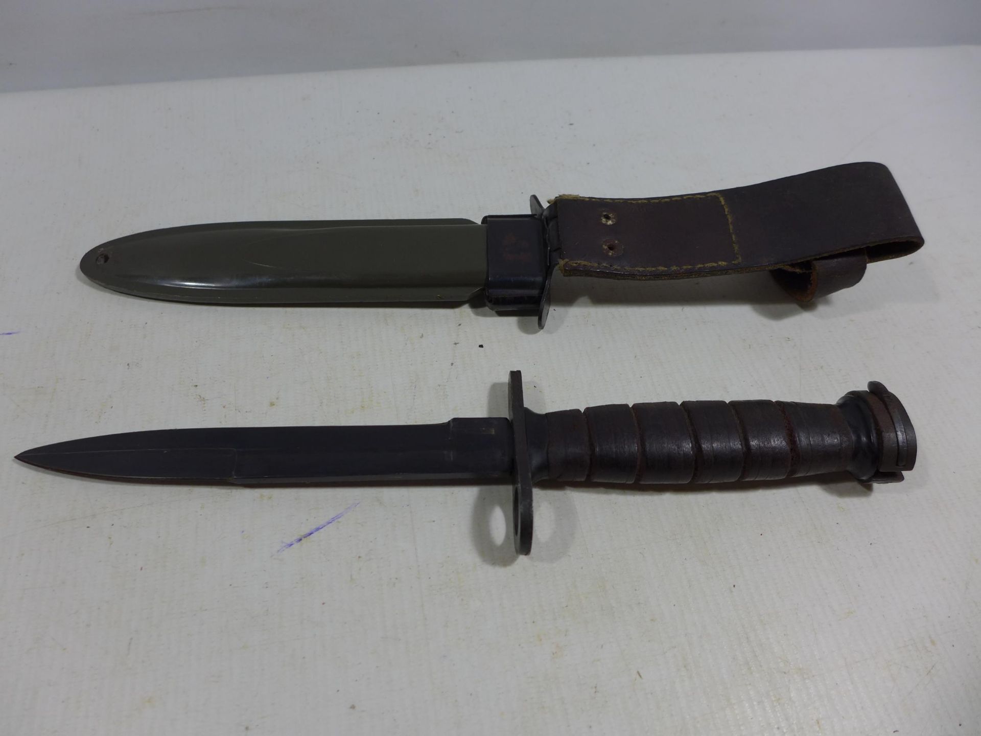 A U.S. M8A1 BAYONET AND SCABBARD, 16.5CM BLADE, LENGTH 32CM - Bild 2 aus 7