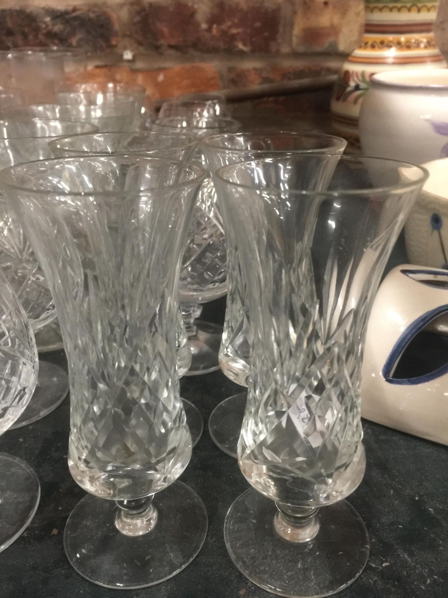 A COLLECTION OF DRINKING GLASSES TO INCLUDE CUT GLASS EXAMPLES - Image 4 of 4