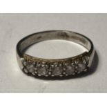 A SILVER AND 9 CARAT GOLD RING WITH IN LINE CLEAR STONES SIZE L