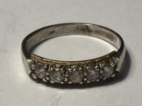 A SILVER AND 9 CARAT GOLD RING WITH IN LINE CLEAR STONES SIZE L