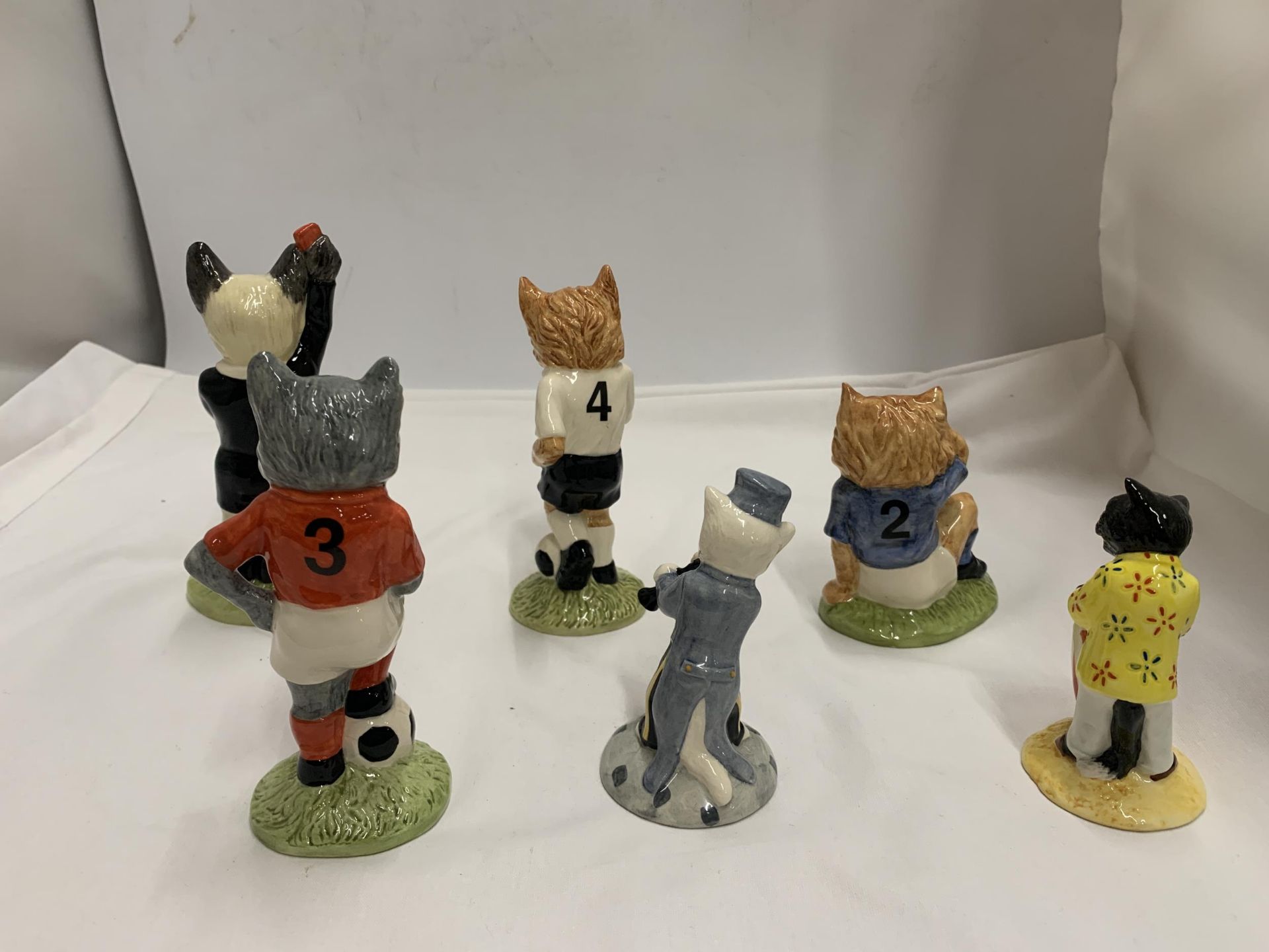 A COLLECTION OF FOUR BOXED BESWICK FOOTBALLING FELINES CATS AND TWO FURTHER BESWICK MODELS - Image 4 of 8