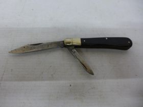 A TAYLOR EYE WITNESS BLACK HANDLED POCKET KNIFE
