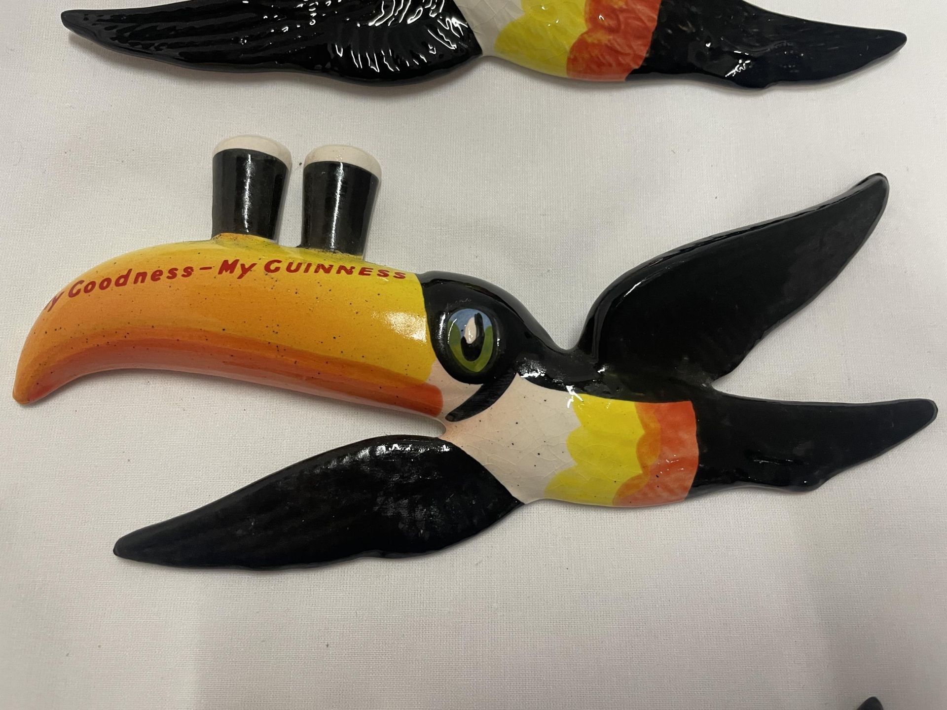 A SET OF THREE GRADUATED CARLTON WARE GUINNESS TOUCANS IN FLIGHT WALL HANGING DECORATIONS - Image 3 of 5