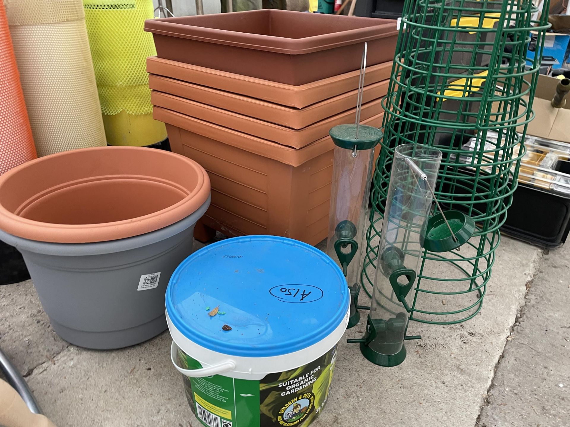 AN ASSORTMENT OF GARDEN ITEMS TO INCLUDE PLASTIC PLANTERS AND PLANT FRAMES ETC - Image 2 of 2