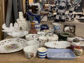 A MIXED LOT OF CERAMICS AND FURTHER ITEMS