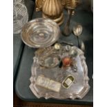 A QUANTITY OF SILVER PLATED ITEMS TO INCLUDE A WALKER AND HALL FOOTED TRAY, A FOOTED BOWL, SMALL