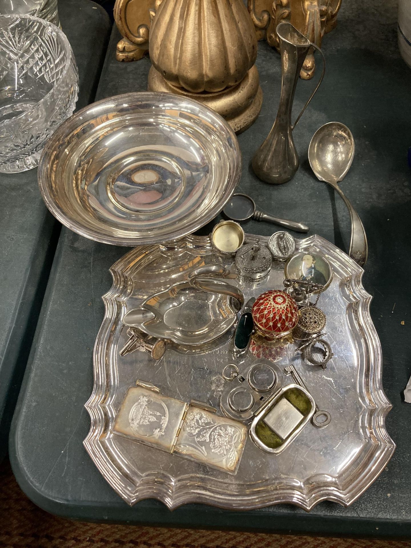 A QUANTITY OF SILVER PLATED ITEMS TO INCLUDE A WALKER AND HALL FOOTED TRAY, A FOOTED BOWL, SMALL