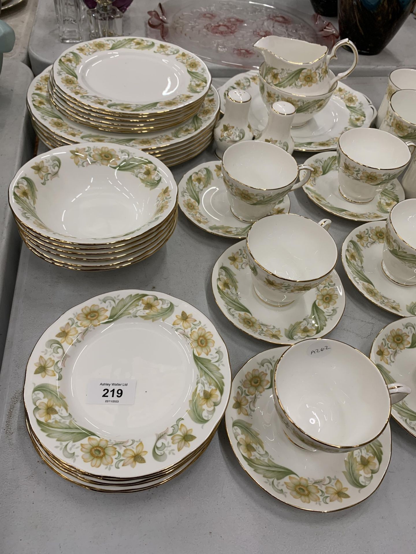 A VINTAGE DUCHESS 'GREENSLEEVES' PART DINNER SERVICE TO INCLUDE VARIOUS SIZES OF PLATES, BOWLS, - Bild 3 aus 4