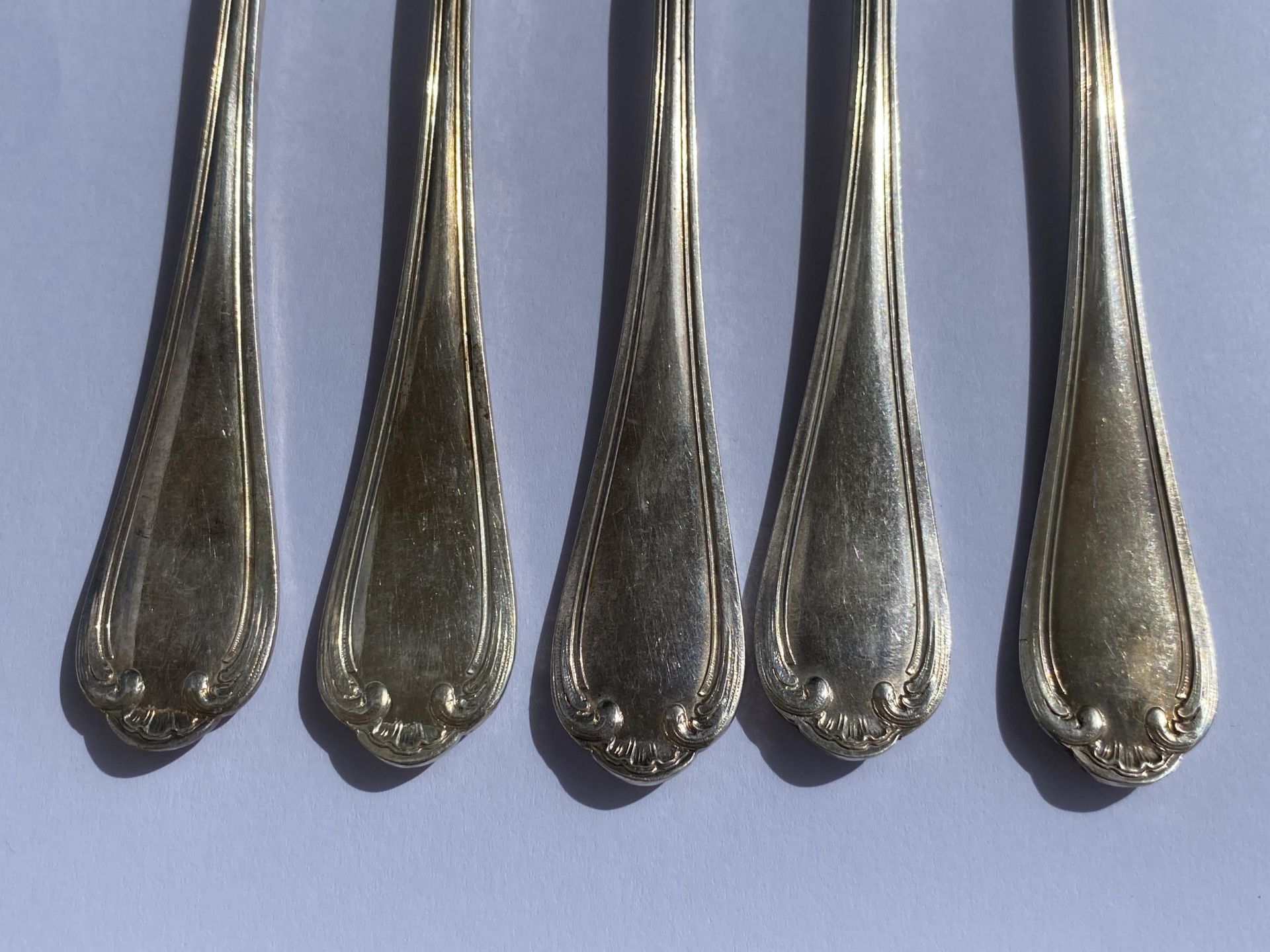 A SET OF FIVE FRENCH FELIX FRERES SILVER PLATED FISH KNIVES, STAMPED, LENGTH 19 CM - Bild 2 aus 4