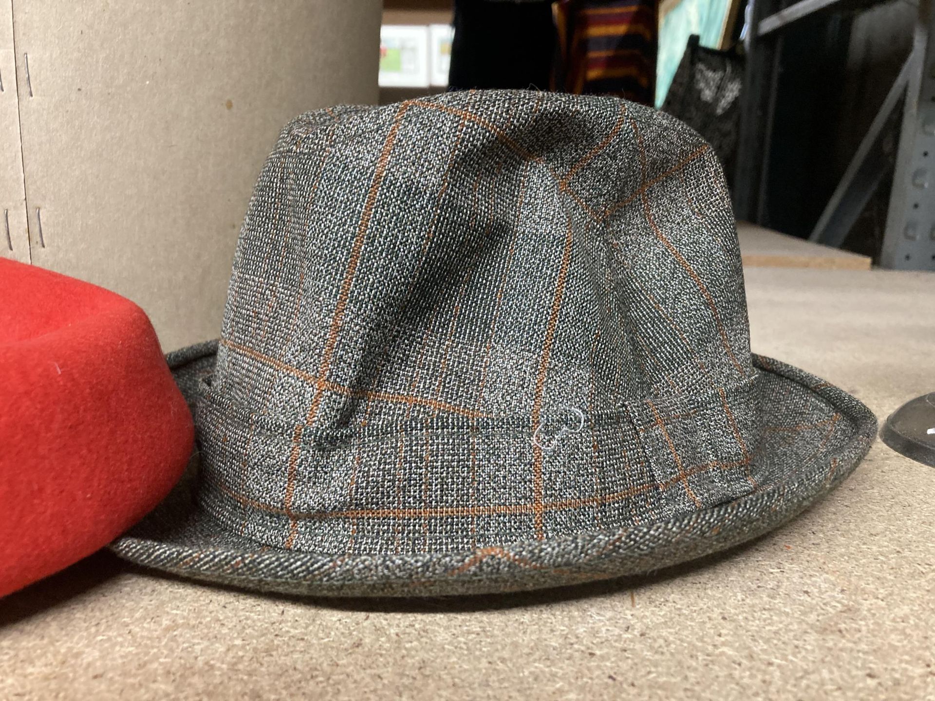 A COLLECTION OF VINTAGE HATS - 8 IN TOTAL - Bild 2 aus 5