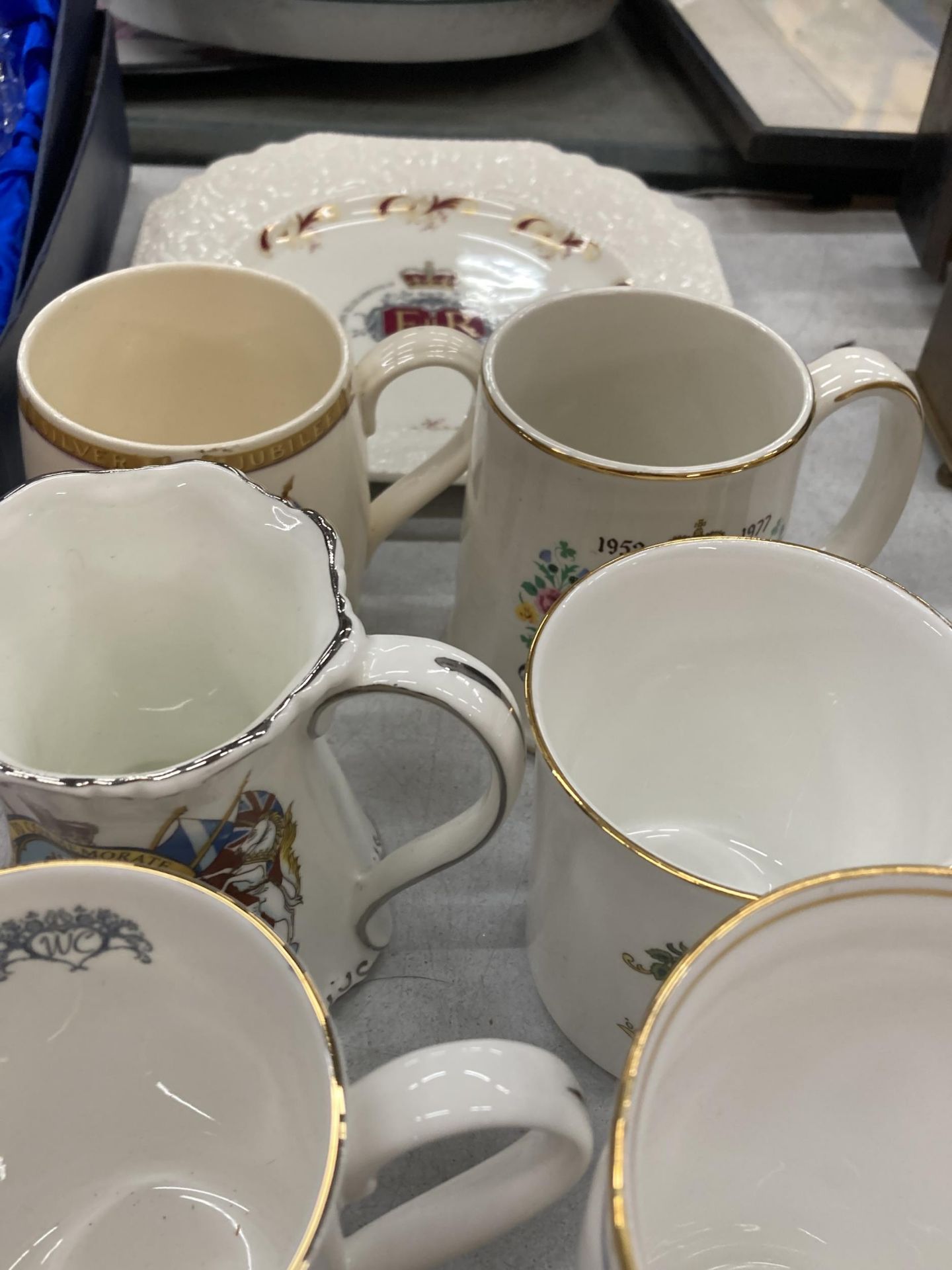 A COLLECTION OF ROYAL COMMEMORATIVE MUGS AND CUPS PLUS A PLATE - Image 3 of 3