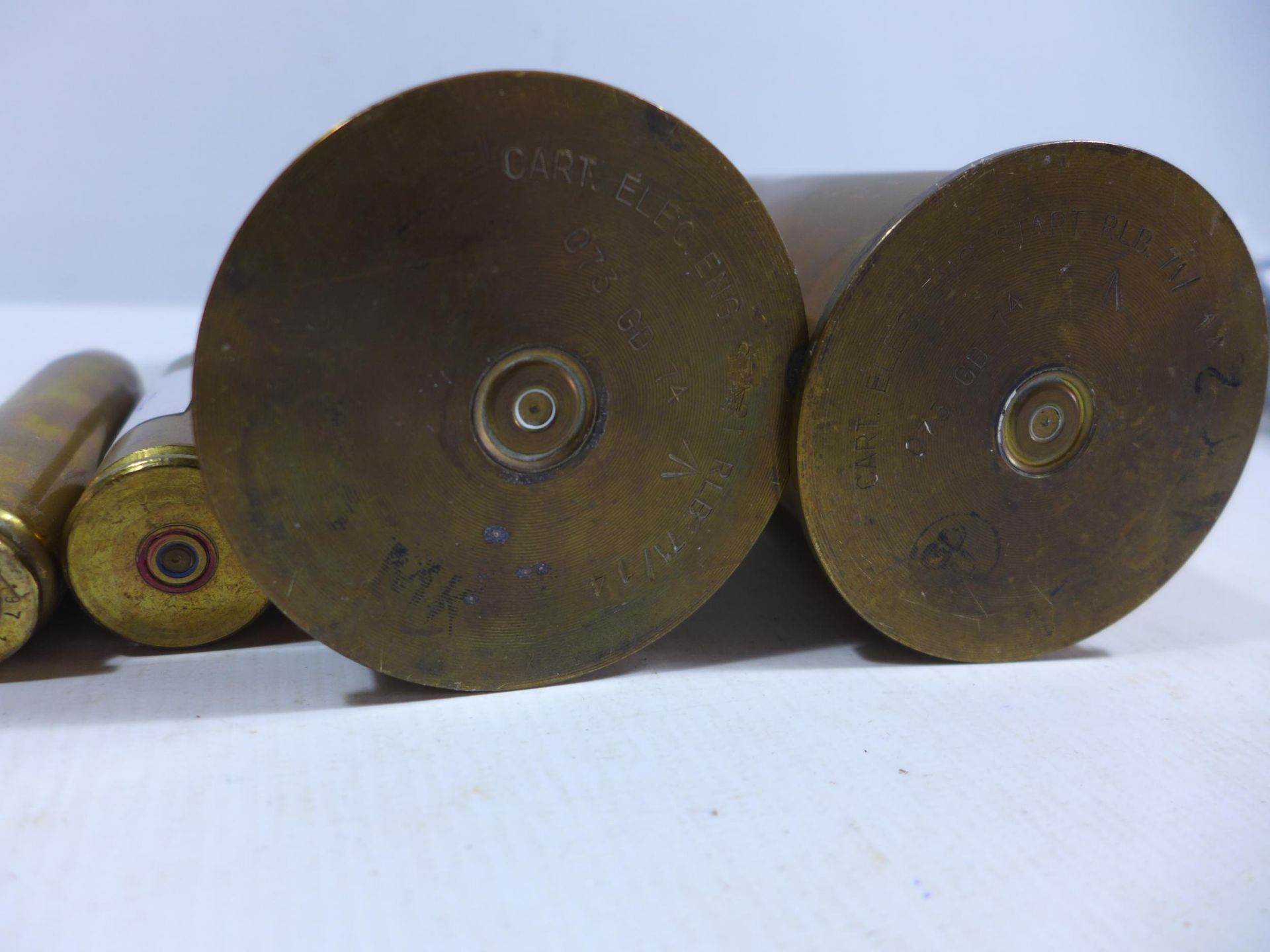 FIVE ASSORTED BRASS SHELL CASES, HEIGHTS FROM 10.5 TO 18CM - Bild 3 aus 3