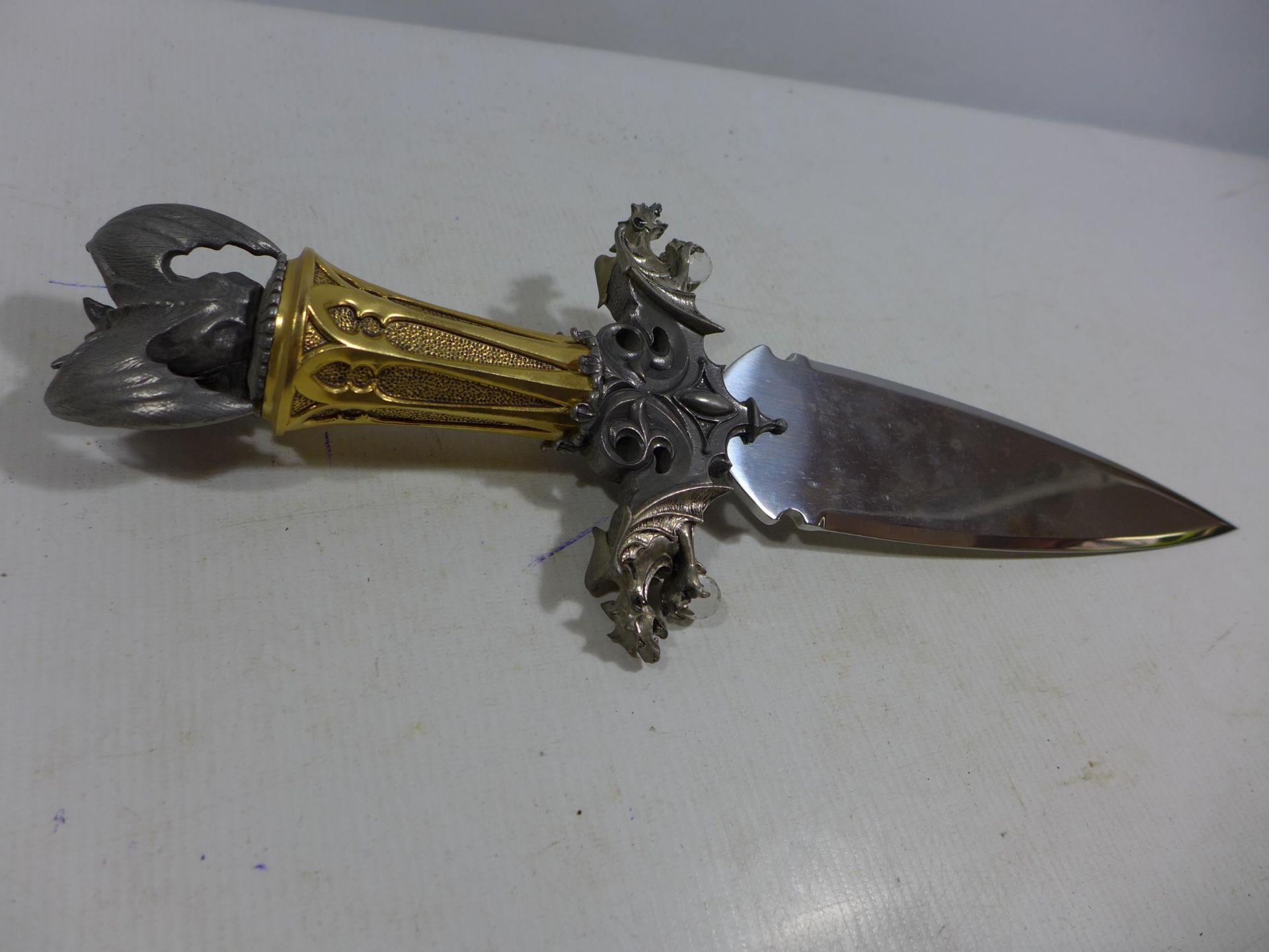 A FANTASY DAGGER MOUNTED ON A WOODEN FRAME, 22CM DOUBLE EDGED BLADE, GRIP WITH DRAGONS HOLDING - Image 4 of 8