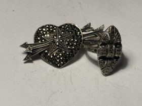 A SILVER MARCASITE STYLE RING AND BROOCH