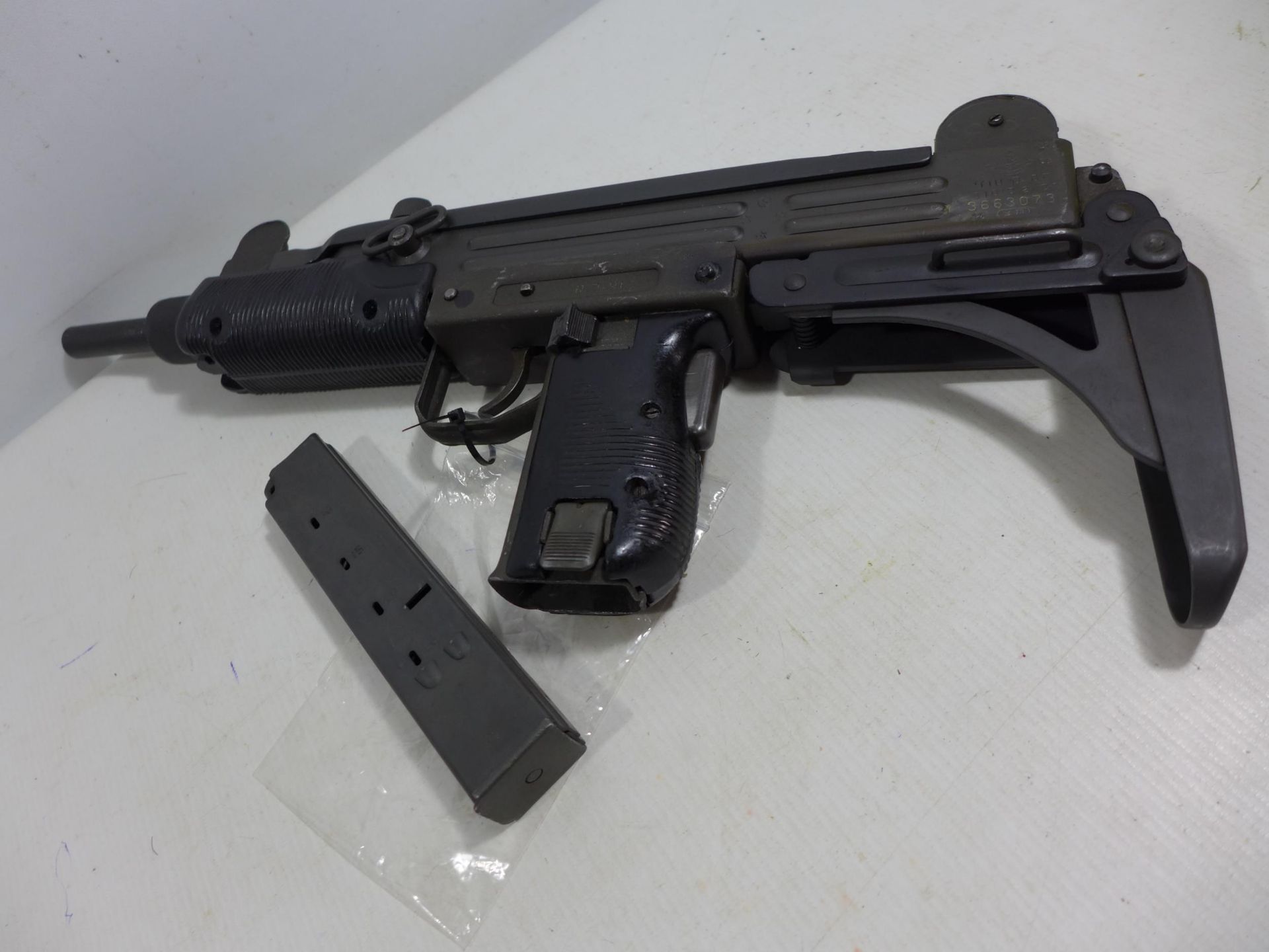 A DEACTIVATED UZI 9MM SUB MACHINE GUN, WITH FOLDING STOCK, 26CM BARREL, LENGTH 65CM, SERIAL NUMBER - Image 6 of 7