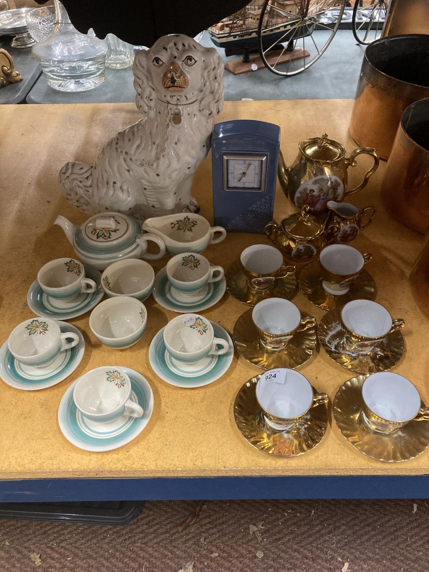 A SMALL GRINDLEY TEASET TO INCLUDE A TEAPOT, CREAM JUG, SUGAR BOWL, CUPS AND SAUCERS, A