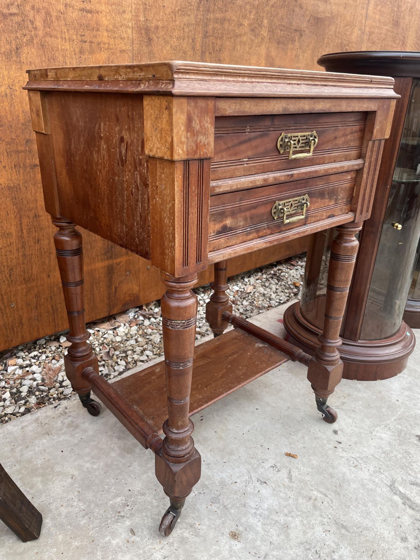 AN EDWARDIAN MAHOGANY SMALL TWO DRAWER SIDE TABLE ON TURNED LEGS, 22" WIDE - Image 2 of 3