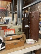 A MIXED LOT TO INCLUDE A BAKELITE FLASK WITH LEATHERCASE, A VINTAGE RADIO, OIL LAMP, WOODEN BOX, ETC