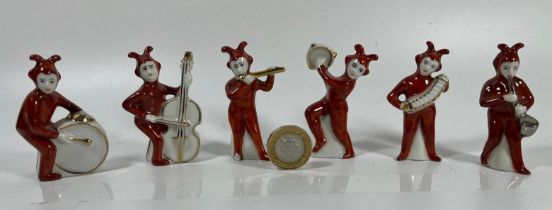 A RARE RUSSIAN MINIATURE PORCELAIN SET OF JESTER MUSICIAN FIGURES, HEIGHT 6CM