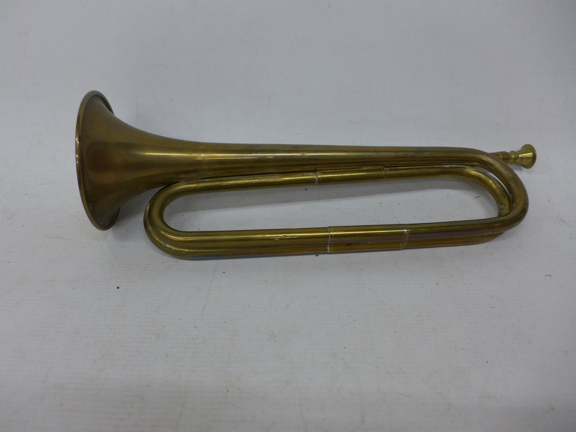 A VINTAGE BRASS TRUMPET, LENGTH 40CM - Bild 3 aus 3