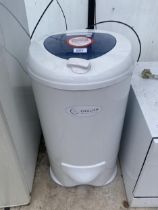 A WHITE ENGLISHE ELECTRIC SPIN DRYER