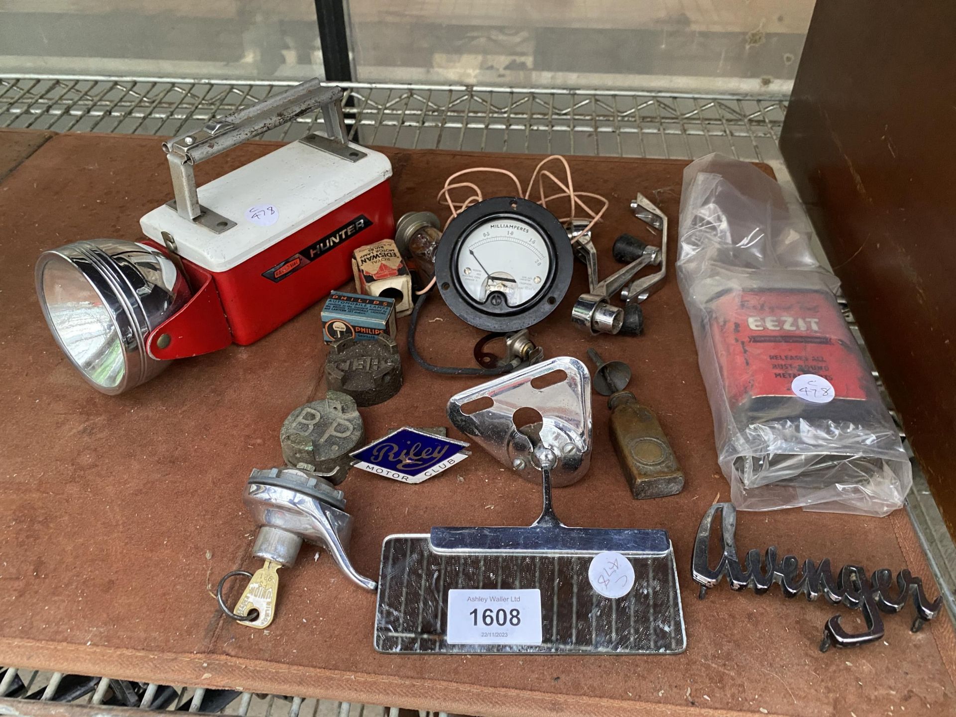 AN ASSORTMENT OF VINTAGE AUTOMOBILE ITEMS TO INCLUDE BADGES, MIRRORS AND CAPS ETC